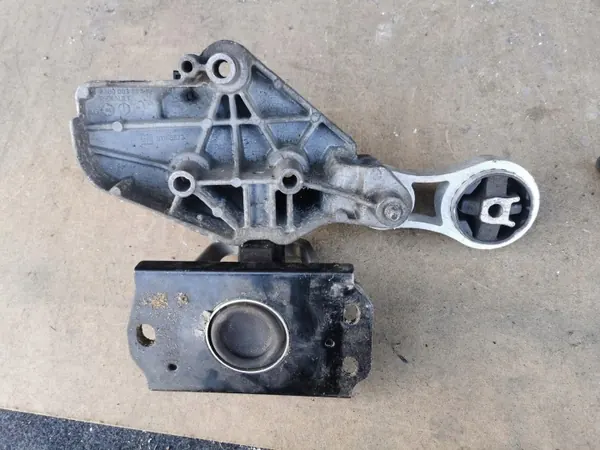 Moottorin Kiinnike OEM 8200003828 Renault Trafic II image 3