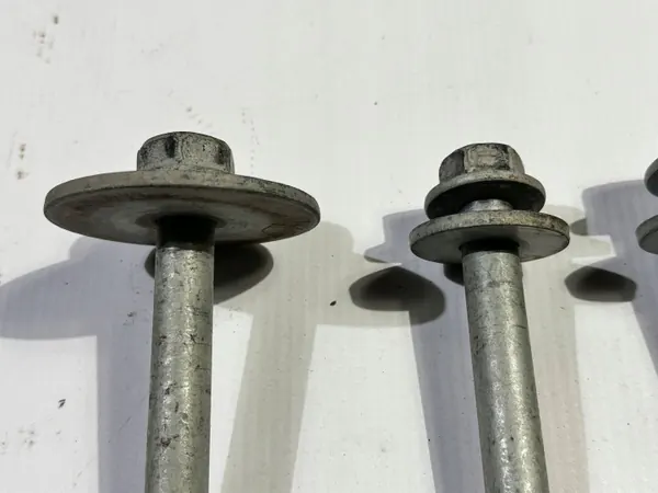 Tornillo OEM EXP22-NDT para trineo trasero Ford Explorer 2.3 image 4