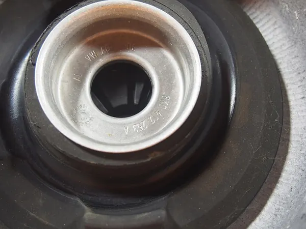 OEM 8r0412384a Rechte Stoßdämpferlagerung Audi A5 image 7