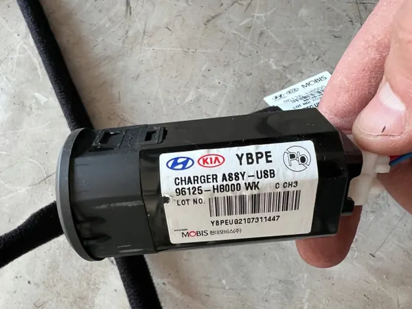 USB-laddningsportuttag OEM 96125-H8000 Kia Stonic image 4