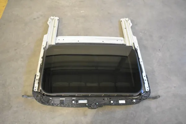 Techo solar OEM A2057800140 para Mercedes W205 - Usado image 2