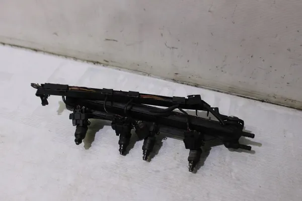 Rail de carburant Volkswagen Golf IV 06A133317A image 1