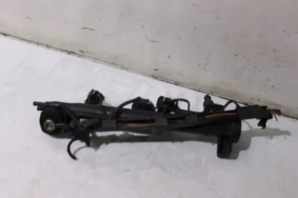 Rail de carburant Volkswagen Golf IV 06A133317A image 2