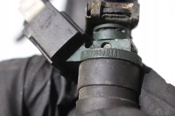 Rail de carburant Volkswagen Golf IV 06A133317A image 4