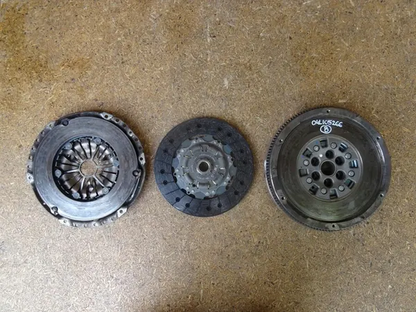 Conjunto de embreagem completo AUDI Q3 2.0 TDI LUK 04L105266 image 2