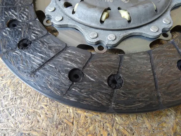 Conjunto de embreagem completo AUDI Q3 2.0 TDI LUK 04L105266 image 6