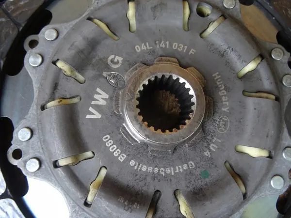 Conjunto de embreagem completo AUDI Q3 2.0 TDI LUK 04L105266 image 7