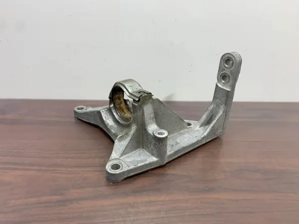 Mitsubishi FBZ28132 lagerstödbracket image 2