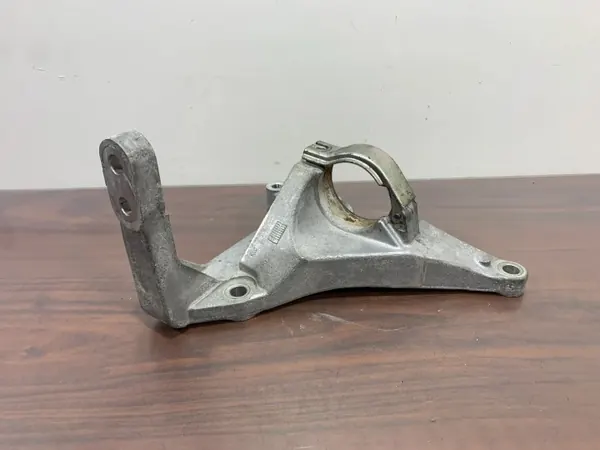 Mitsubishi FBZ28132 lagerstödbracket image 3