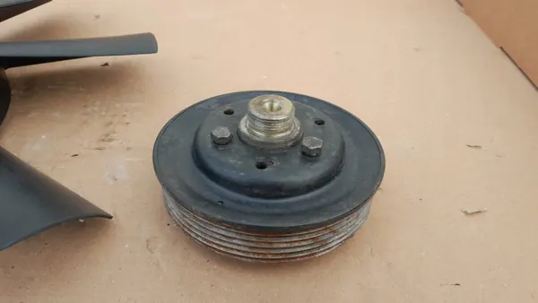 Visco-tuulettimen kiinnike OEM 077121350D Audi S6 C5 4.2 V8 image 6
