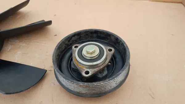 Visco-tuulettimen kiinnike OEM 077121350D Audi S6 C5 4.2 V8 image 7
