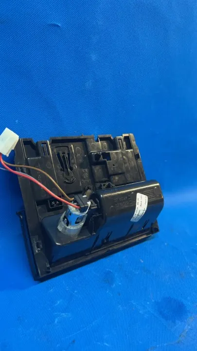 Aschenbecher OEM 3G1863284 A für VW Passat B8 Variant image 7