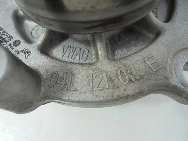 AUDI Q3 LIFT 2.0 TDI Vattenpump 04L109145 image 6