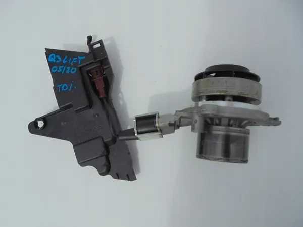 AUDI Q3 LIFT 2.0 TDI Vattenpump 04L109145 image 8