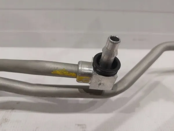 Conduit de refroidisseur d'huile Chevrolet Camaro OEM 84206391 image 3