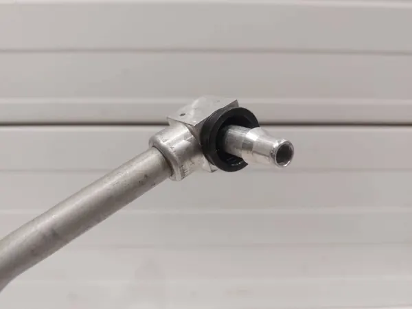 Conduit de refroidisseur d'huile Chevrolet Camaro OEM 84206391 image 4
