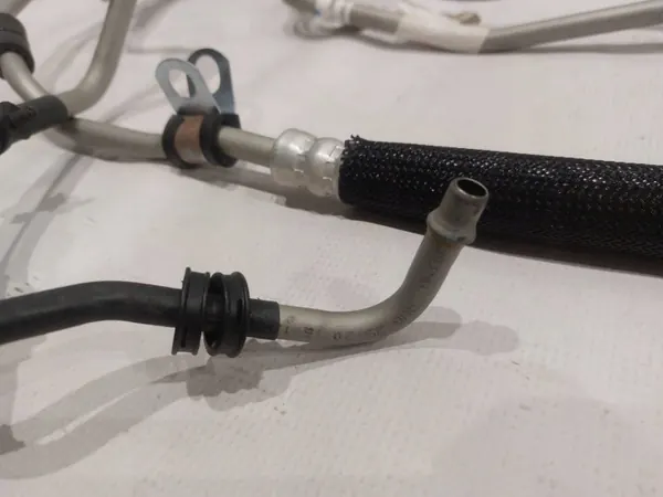 Conduit de refroidisseur d'huile Chevrolet Camaro OEM 84206391 image 5