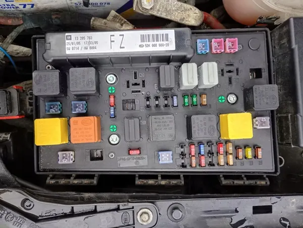 Opel Astra H sulakekotelo OEM MM-0203-29 1.7 CDTI image 2