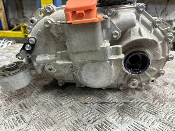 Achterste verkleiner TOYOTA 1AA226 2.5L hybride 144kW 2022 image 3
