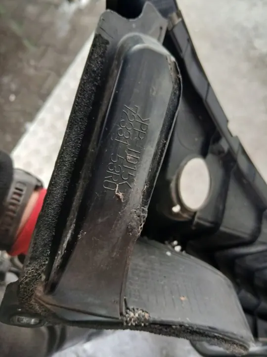 Suzuki Swift III 2019 Framruta OEM 7233153R0 image 10