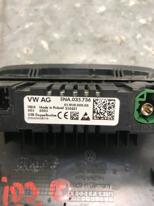 Prise USB-C OEM 5NA035736BILI pour VW ID.3 image 4