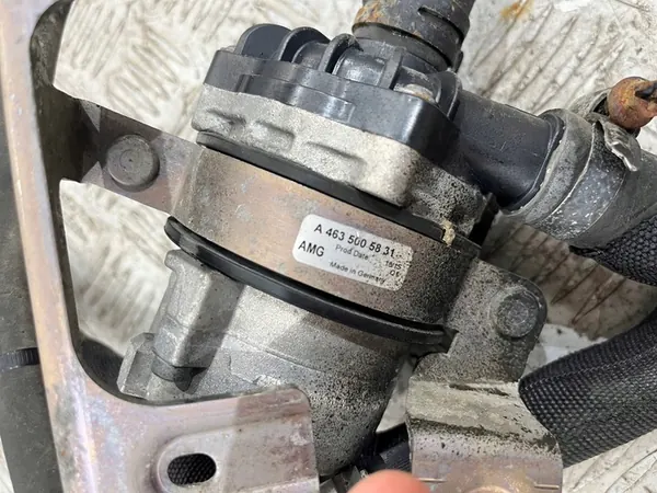 Extra vattenpump Mercedes G-Class W463 63 AMG A4635005831 image 2