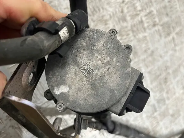 Extra vattenpump Mercedes G-Class W463 63 AMG A4635005831 image 3