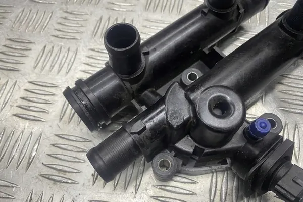 Carcasa del termostato RENAULT ESPACE IV 2.2L diésel image 2