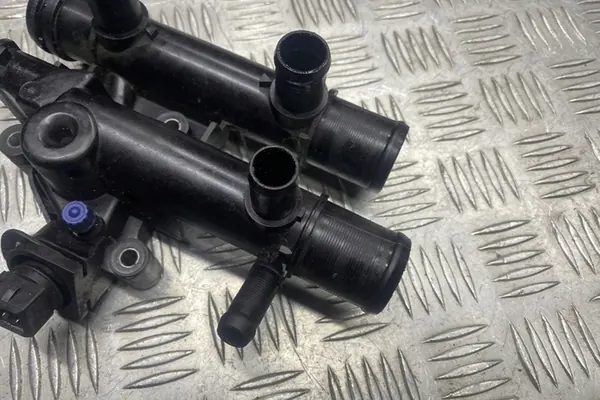 Carcasa del termostato RENAULT ESPACE IV 2.2L diésel image 4