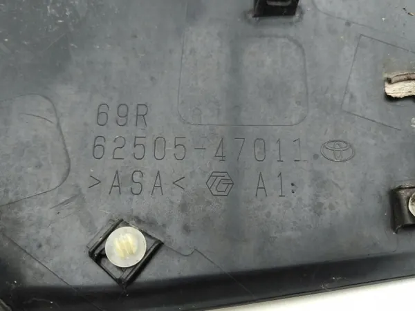 Toyota Prius Sidorutslist OEM 6250547011 image 6