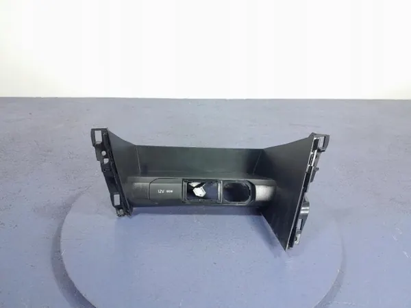 Kia Ceed III Lift Prise USB 12V OEM 84682-J7000 image 2