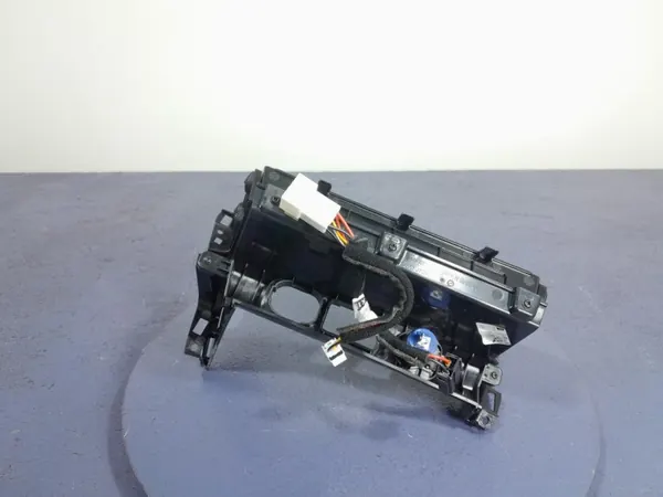 Kia Ceed III Lift Prise USB 12V OEM 84682-J7000 image 3