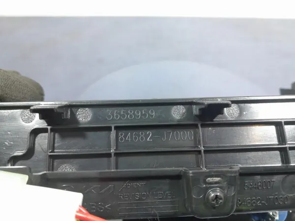 Kia Ceed III Lift Prise USB 12V OEM 84682-J7000 image 4