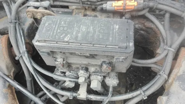 Soupape Modulateur EBS Arrière OEM 81.52106-6042 MAN TGA image 2