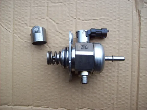 Brandstofpomp Alfa Romeo Giulia Stelvio 2.0T OEM 04893752AA image 2