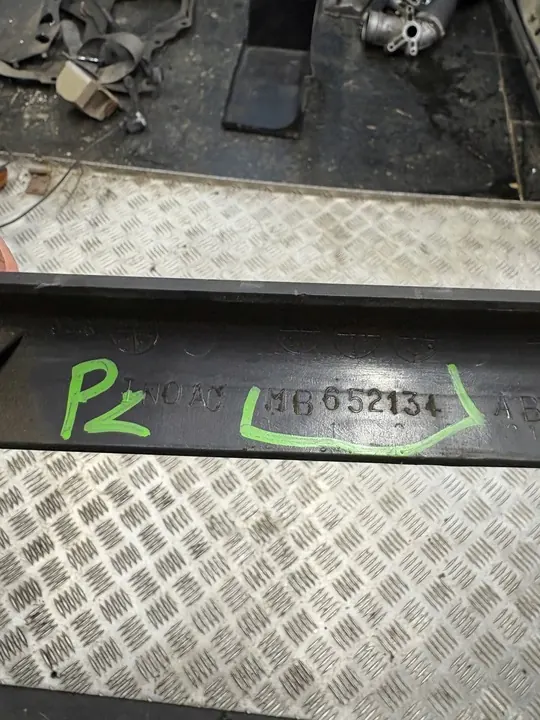 Mitsubishi Pajero II Radio Frame MB652134 image 5