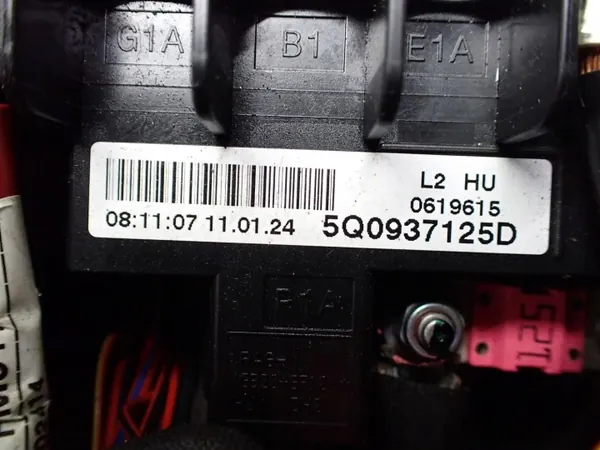 Sulakekotelo OEM 5Q0937125D VW Touran II/III:lle image 6