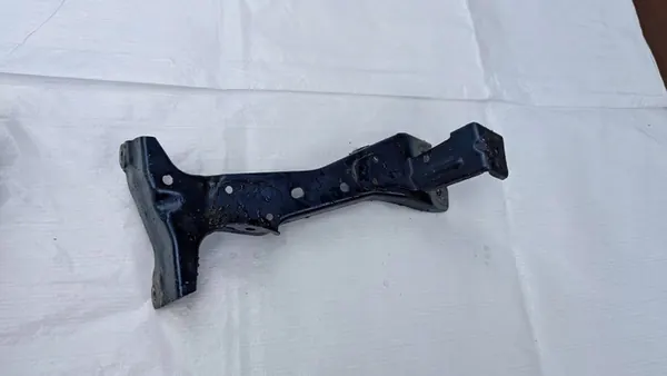 Audi A3 S3 8V Framskärm Fäste OEM 8V0821136 image 2