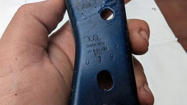 Audi A3 S3 8V Framskärm Fäste OEM 8V0821136 image 3