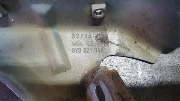 SKODA FABIA I VW POLO 9N - Vänster främre skärmhållare image 4