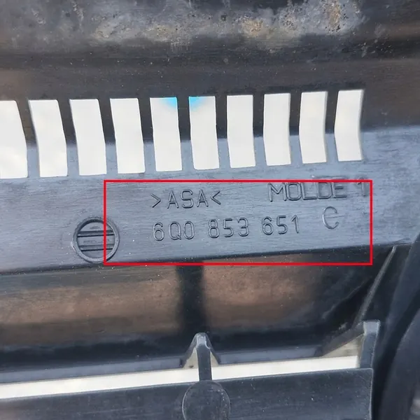 VW POLO 9N MK IV Voorgrill Embleem 6Q0853651C image 5