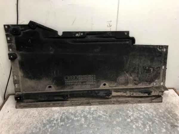 Audi A4 B8 A5 Underrede Skydd OEM 8T8825208B image 2