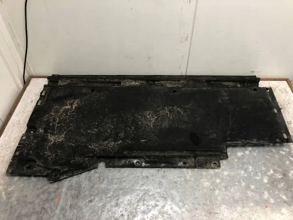Audi A4 B8 A5 Underrede Skydd OEM 8T8825208B image 4