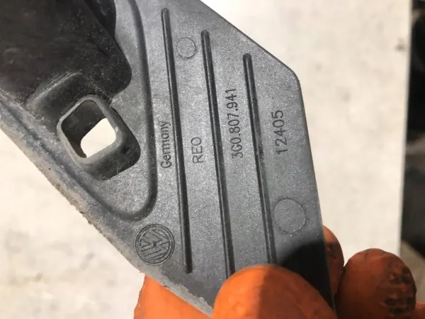 Ajovalopesurin kiinnike OEM 3G0807941 VW Passat B8:lle image 4