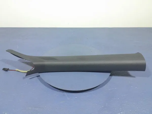 Skoda Octavia IV pelarhölje höger fram OEM 5E3867234B image 3