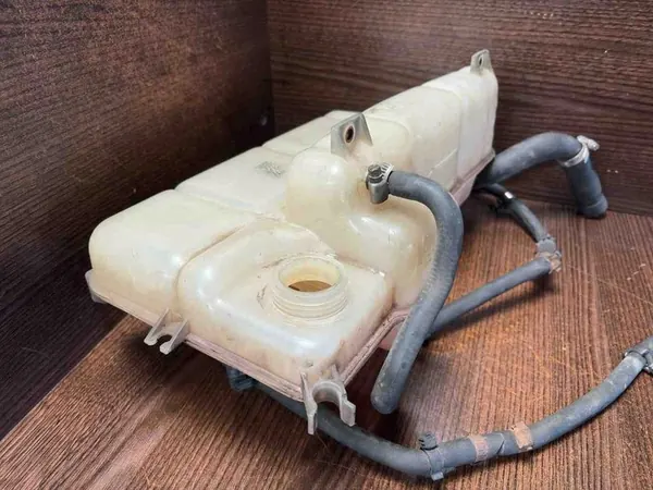 Iveco Daily IV Ausgleichsbehälter 3.0L Diesel OEM 504181087 image 3