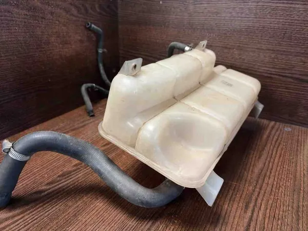 Iveco Daily IV Ausgleichsbehälter 3.0L Diesel OEM 504181087 image 4