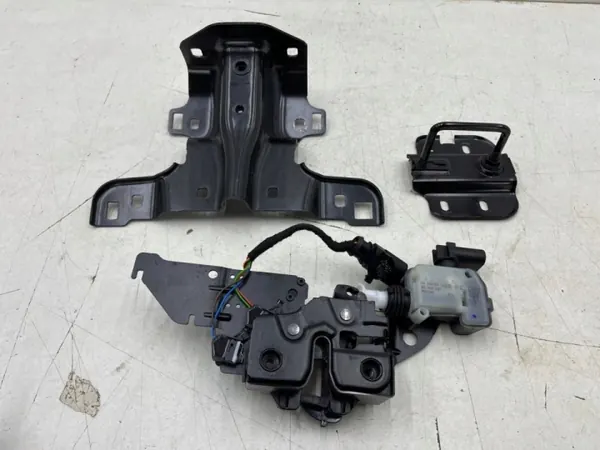 Porsche Macan konepeltilukko OEM 95c823509e - Käytetty image 2