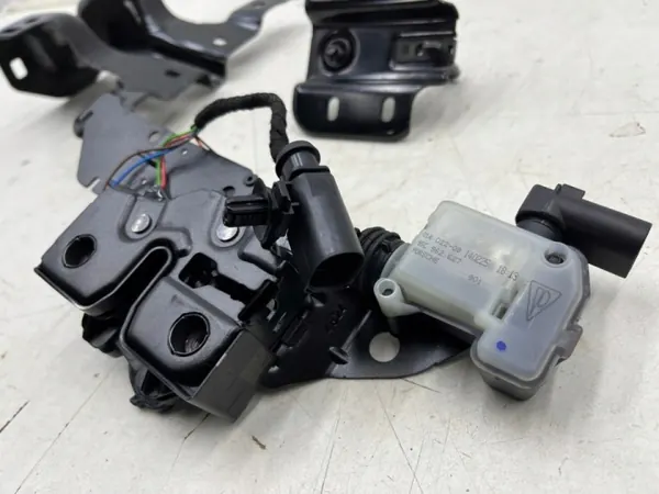 Porsche Macan konepeltilukko OEM 95c823509e - Käytetty image 10
