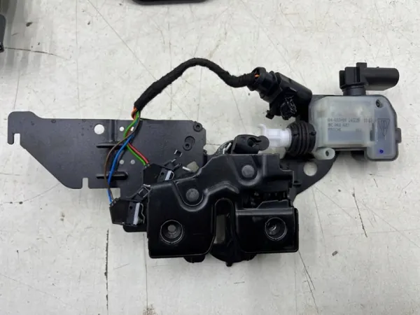 Porsche Macan konepeltilukko OEM 95c823509e - Käytetty image 6